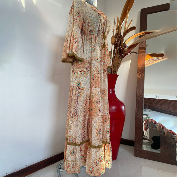 Vestido de Cuello Arresortado con Adornos - Imagen 3