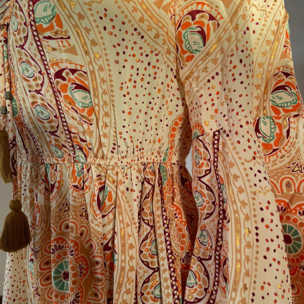 Vestido de Cuello Arresortado con Adornos - Imagen 4