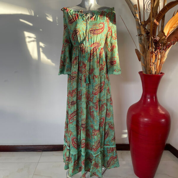 Vestido de Cuello Arresortado con Adornos 4 01